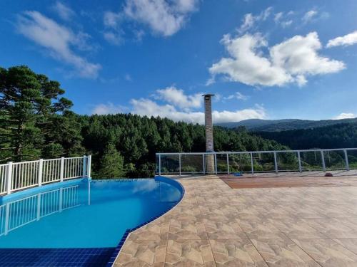 einen Pool mit Bergblick in der Unterkunft Casa de campo perfeita para suas férias! in Quatro Barras