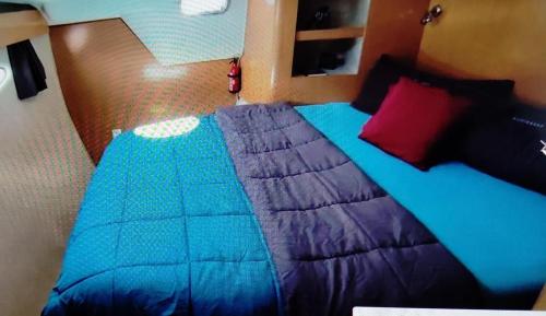 سرير أو أسرّة في غرفة في catamaran