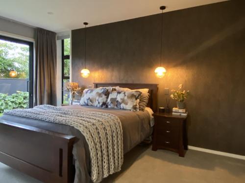 um quarto com uma cama grande e uma janela grande em Stylish Spacious St Kilda em Cambridge