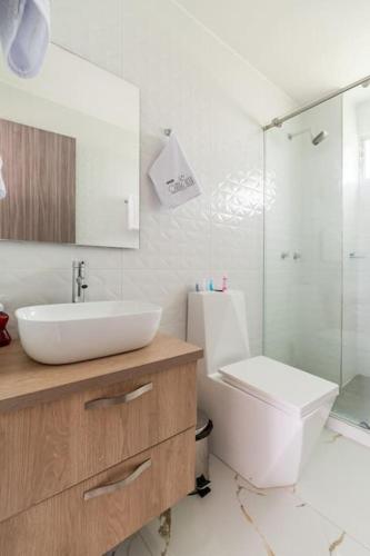 a bathroom with a sink and a toilet and a shower at Chalét de Lujo en Rozo! in Rozo