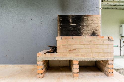a cat sitting on a brick bench in a room at Chalét de Lujo en Rozo! in Rozo