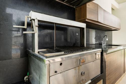 a kitchen with a stove top oven in a kitchen at Chalét de Lujo en Rozo! in Rozo