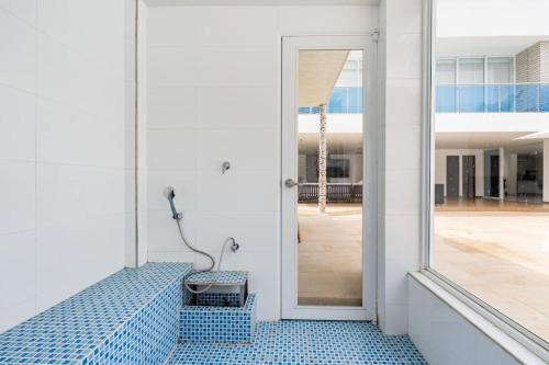 a room with a blue tile floor next to a door at Chalét de Lujo en Rozo! in Rozo