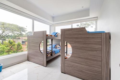 two beds in a room with a window at Chalét de Lujo en Rozo! in Rozo