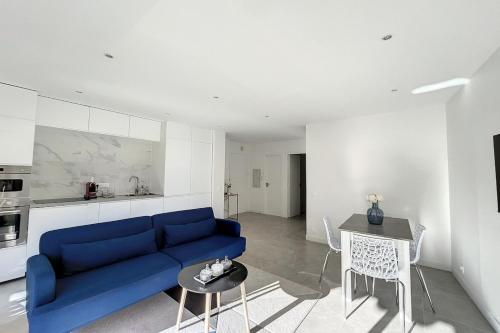 un salon avec un canapé bleu et une table dans l'établissement LE VERDI - Fully renovated 2P apartment - PERFECT CONGRESS, à Cannes