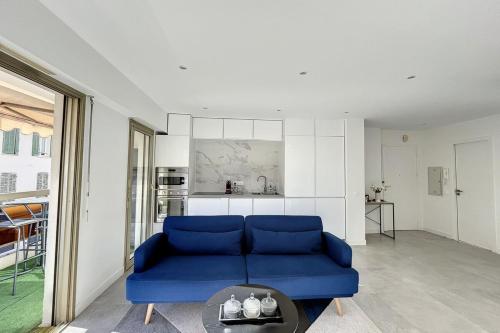 un salon avec un canapé bleu et une table dans l'établissement LE VERDI - Fully renovated 2P apartment - PERFECT CONGRESS, à Cannes