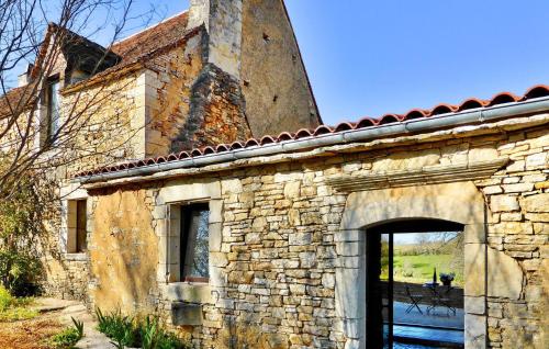un vieux bâtiment en pierre avec une tour au sommet dans l'établissement Le Causse, à Florimont-Gaumiers
