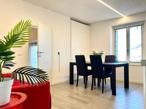 a dining room with a black table and chairs at Dimora di Charme Rooms & Apartments in Peschiera del Garda