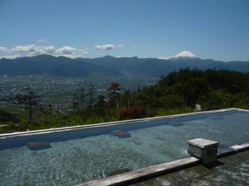a swimming pool with a view of a mountain at Fujimien in Fujikawaguchiko