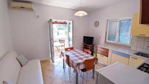 Apartments by the sea Supetar, Brac - 22673