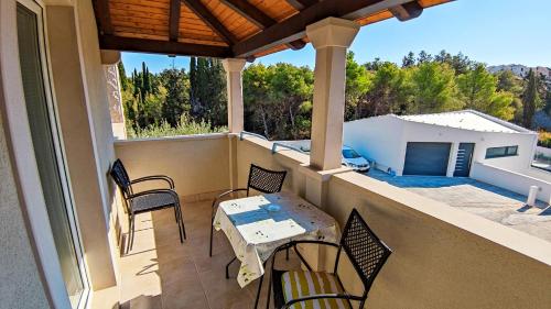 Apartments by the sea Supetar, Brac - 22673