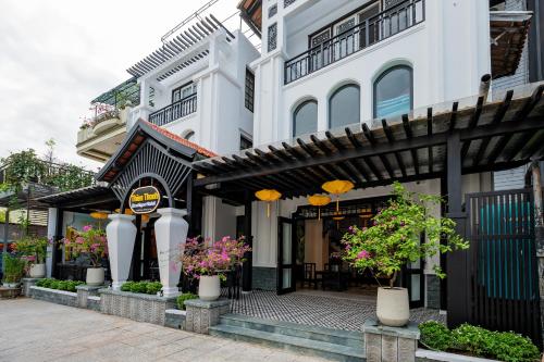 um edifício com uma fachada em preto e branco em Thien Thanh Central Boutique Hotel by Minova em Hoi An