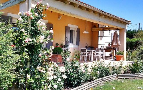 une maison avec une terrasse, une table et des chaises dans l'établissement Palunettes, à Graveson