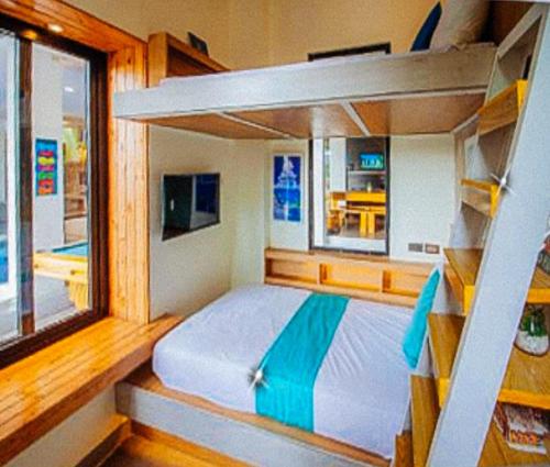 sypialnia z łóżkiem piętrowym w domu w obiekcie RedDoorz at Anton's Loft Designer Resort Pansol Calamba Laguna w mieście Laguna