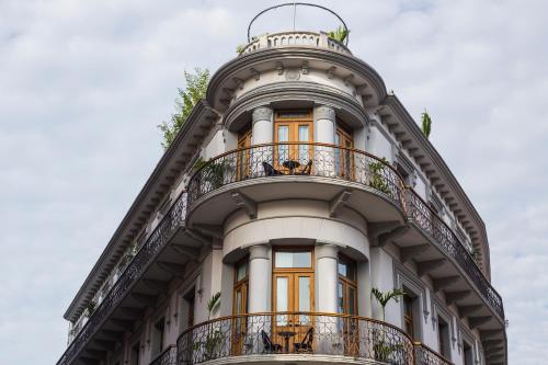 un grand bâtiment blanc avec des portes et des balcons orange dans l'établissement La Concordia - Boutique Hotel, à Panama City