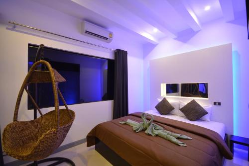 um quarto com duas camas e uma rede de descanso em Rocking Chair Pool Villa em Chaweng