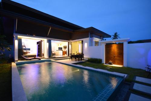 a house with a swimming pool at night at Rocking Chair Pool Villa in Chaweng