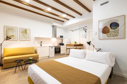 um quarto com uma cama grande e uma cozinha em Moontels Plaza de Vannes em Valência