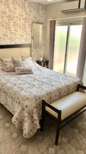 ein Schlafzimmer mit einem großen Bett und einem Fenster in der Unterkunft CardON Apart in San Fernando del Valle de Catamarca