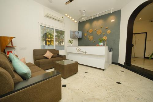 sala de estar con sofá y mesa en Bay Breeze Suites, en Chennai