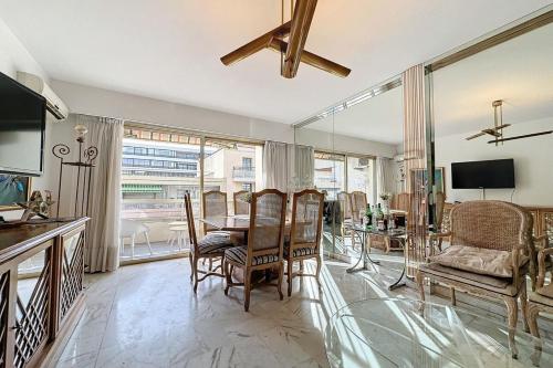 une salle à manger avec une table et des chaises dans l'établissement IDEAL CONGRESS - 3P apartment 2 minutes walk from the Croisette, à Cannes