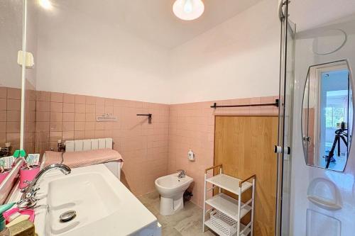 Apartment 2 room in the City Center في لو كانيت: حمام مع حوض ومرحاض