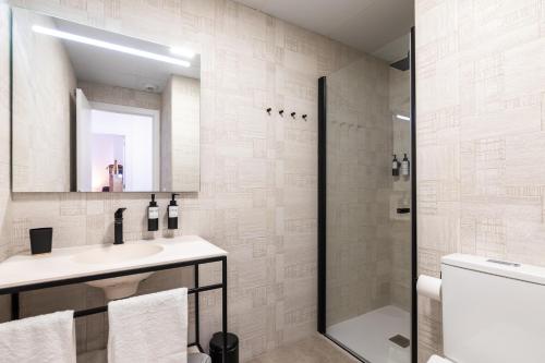 a bathroom with a sink and a shower at Moontels Plaza de Vannes in Valencia