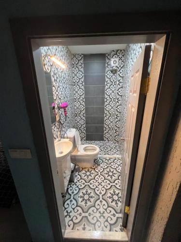 uma casa de banho com um WC e um lavatório em Aden em Bursa