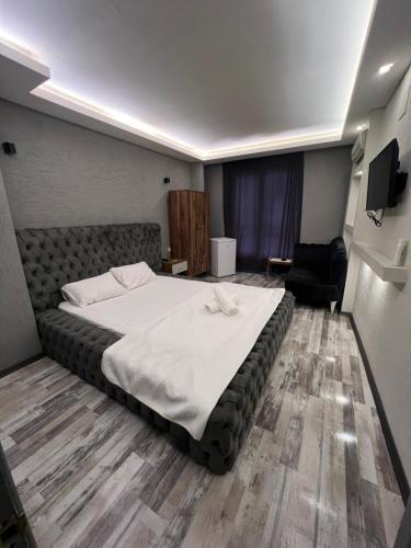 um quarto com uma cama grande num quarto em Aden em Bursa