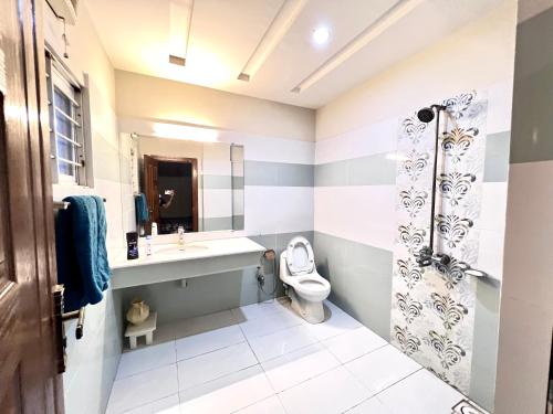 伊斯蘭堡的住宿－Luxury Apartment Hotel，一间带水槽和卫生间的浴室