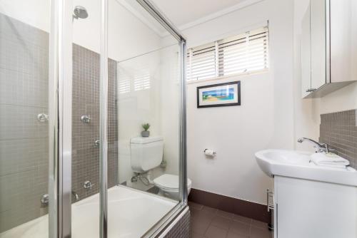 Campbell的住宿－Charming 1-Bed Apartment Near Nature Park，带淋浴、卫生间和盥洗盆的浴室