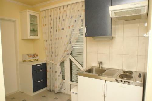 Kuchyň nebo kuchyňský kout v ubytování Apartments by the sea Podgora, Makarska - 4330