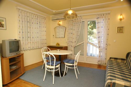 Apartments by the sea Podgora, Makarska - 4330