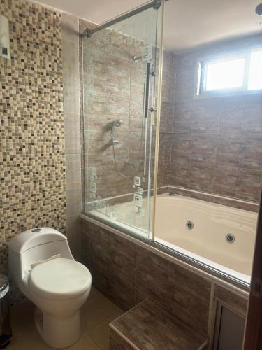 a bathroom with a toilet and a shower and a tub at Apartamento La Hermosa in Santa Rosa de Cabal