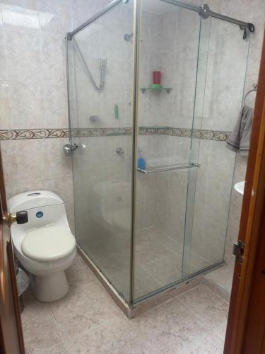 a bathroom with a glass shower with a toilet at Apartamento La Hermosa in Santa Rosa de Cabal