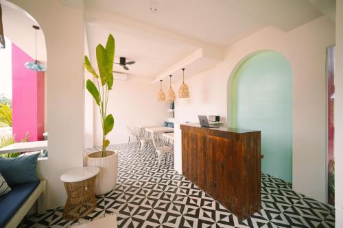 ゼネラル・ルナにあるBIG WAVES BOUTIQUE HOTEL SIARGAOのデスク、テーブル、椅子が備わる客室です。