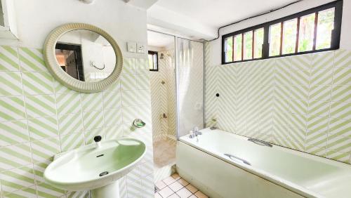 Ванная комната в Mango Tree Villa