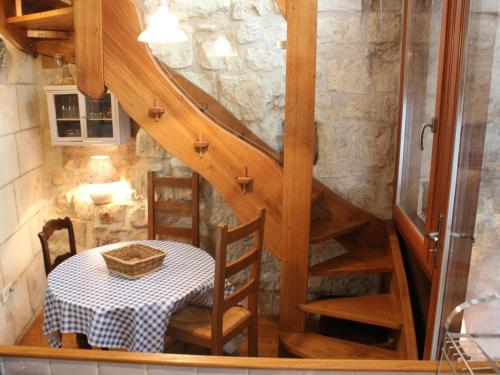 une chambre avec une table et un escalier avec une table et des chaises dans l'établissement Gîte Loches, 3 pièces, 3 personnes - FR-1-381-162, à Loches