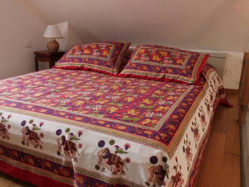 ロシュにあるGîte Loches, 3 pièces, 3 personnes - FR-1-381-162のベッド(カラフルな毛布、枕付)