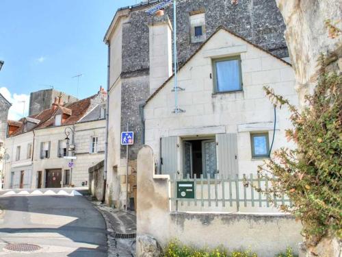 un bâtiment situé dans une rue à côté d'une route dans l'établissement Location unique en ville, 3 niveaux avec cave voûtée et troglodytique, charme et authenticité en Touraine - FR-1-381-162, à Loches