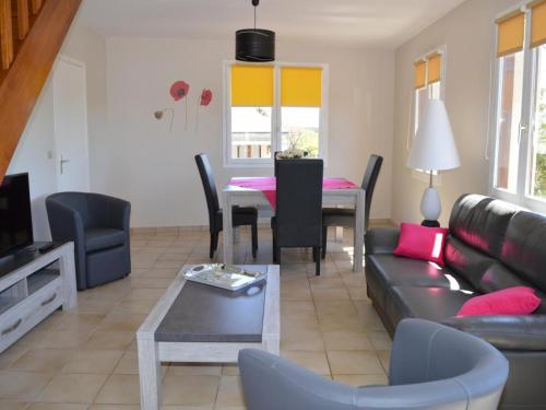 un salon avec un canapé et une table dans l'établissement Gîte familial viticole avec jardin, proche des châteaux de la Loire, équipement complet, WIFI inclus - FR-1-381-167, à Vouvray