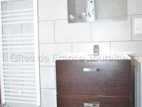 a bathroom with a wooden door in a room at Gîte familial en Touraine avec jardin, proche châteaux de Chenonceau et Amboise, vélos disponibles - FR-1-381-121 in Chédigny