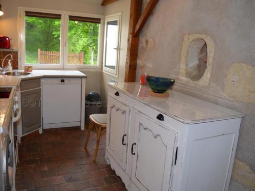 una cocina con una encimera con un tazón. en Gîte Montlouis-sur-Loire, 4 pièces, 5 personnes - FR-1-381-95, en Montlouis-sur-Loire