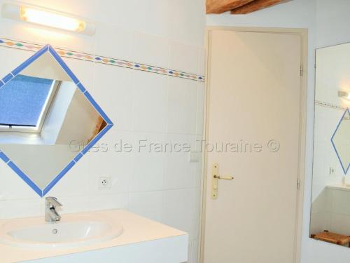 een badkamer met een wastafel en een spiegel bij Gîte Crissay-sur-Manse, 3 pièces, 4 personnes - FR-1-381-327 in Crissay-sur-Manse