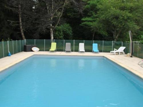 - une piscine avec 4 chaises dans l'établissement Gîte familial avec piscine chauffée et jardin privatif près des châteaux de la Loire - FR-1-381-393, à Luynes