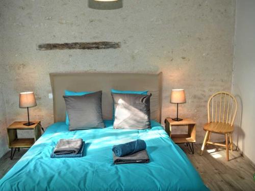 ChédignyにあるMaison de plain-pied, cour et jardin privé, proche sites touristiques, idéale familles ou amis - FR-1-381-480のベッドルーム1室(青いベッド1台、椅子2脚付)