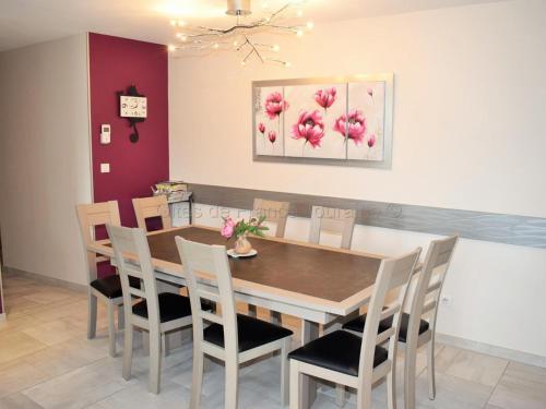 une salle à manger avec une table et des chaises dans l'établissement Séjour détente en Touraine : maison de charme avec spa, sauna, fitness, jardin clos et équipements pour bébé - FR-1-381-473, à Benais