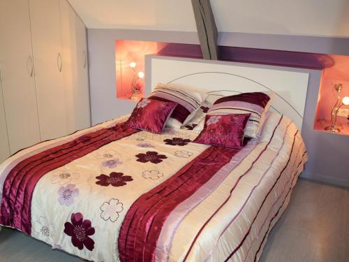 1 dormitorio con 1 cama grande con almohadas rojas en Gîte Benais, 4 pièces, 6 personnes - FR-1-381-473, en Benais