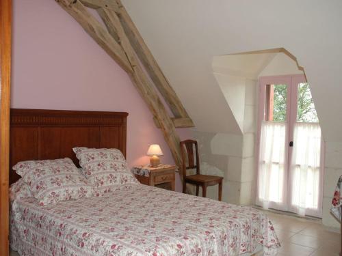 a bedroom with a bed and a window at Gîte Saint-Senoch, 4 pièces, 7 personnes - FR-1-381-40 in Saint-Senoch