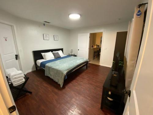 Home away from home close to parks - Pet Friendly photo 12